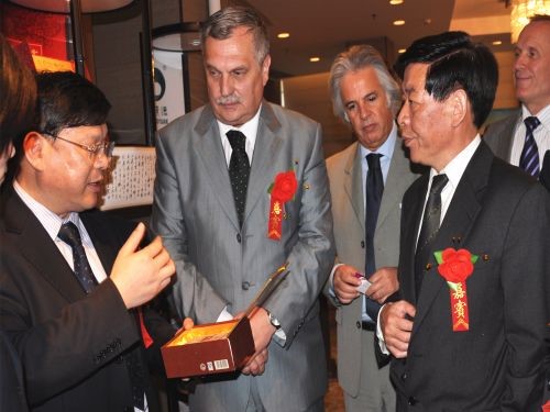 羅馬尼亞湖南黑茶推介會上，周重旺董事長在向客商介紹臻藏茯茶_副本